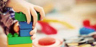 Tu devrais l’envoyer à la garderie un peu…