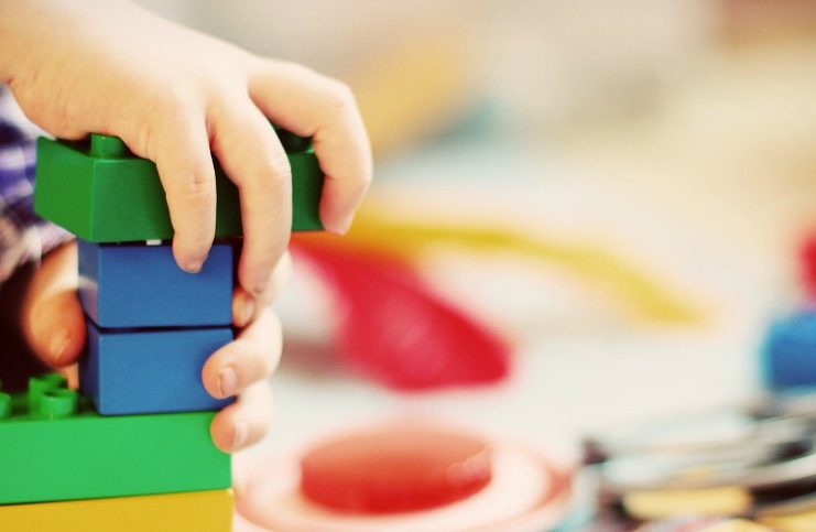 Tu devrais l’envoyer à la garderie un peu…