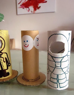 Des personnages et des costumes. Source: 