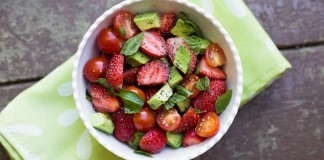 Salade de fraises, avocat, basilic et tomates cerises