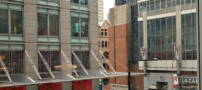 Montreal-centre-bell-pluie