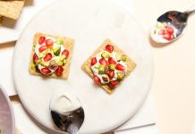 5 idées de garniture à craquelins pour des collations faciles à faire!