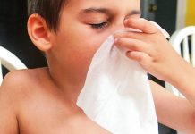 Atchoum! Mon fils a appris à se moucher à temps pour la saison des microbes! se moucher